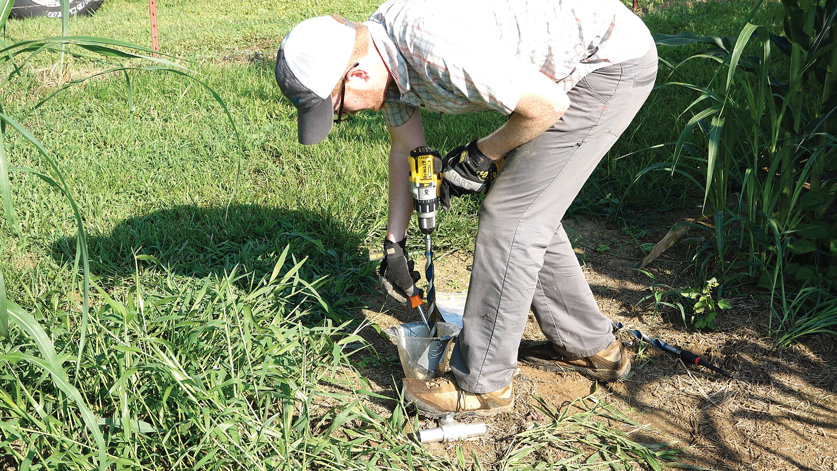 Brian Bartle, senior manager of partner enablement at Indigo Ag, takes a composite soil sample in a field enrolled in one of the company’s programs. Indigo Ag helps farmers earn income through the carbon market by adopting greenhouse gas-curbing practices. Photo by Indigo Ag.