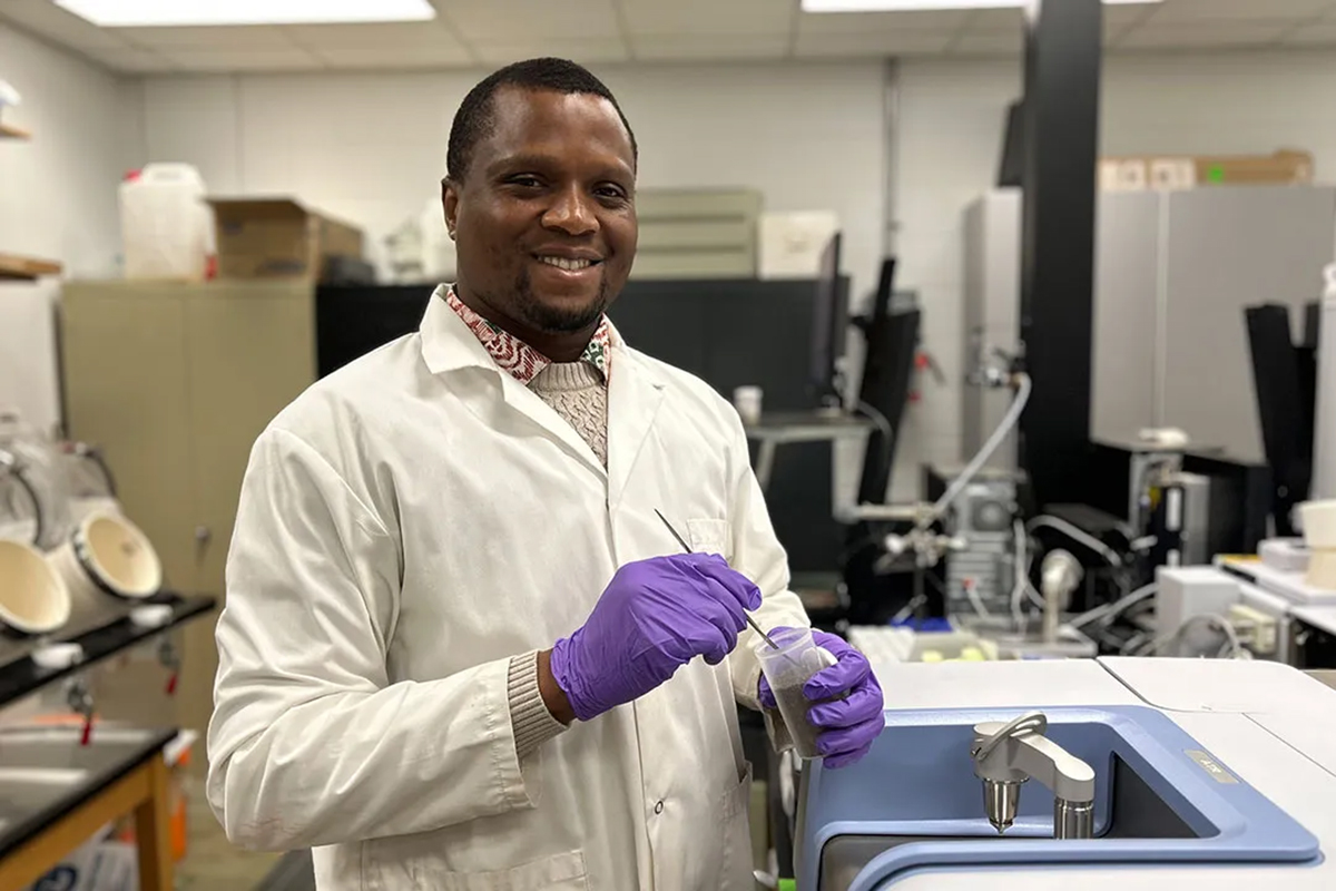 Gbenga Daniel Adejumo, University of Saskatchewan Ph.D. candidate and lead author on this study, collecting soil spectral data for predictive modeling. Photo courtesy of the University of Saskatchewan.