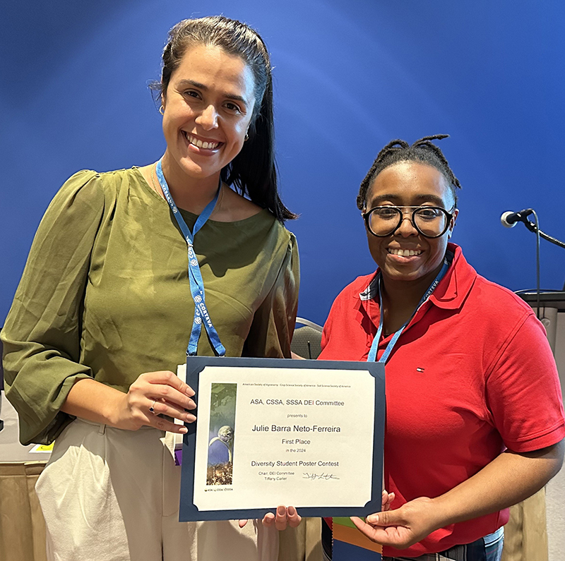 Julia Barra-Netto Ferreira (left), first-place winner of the 2024 Diversity Student Poster Contest and Tiffany Carter, 2024 chair of the Diversity, Equity, and Inclusion Committee.