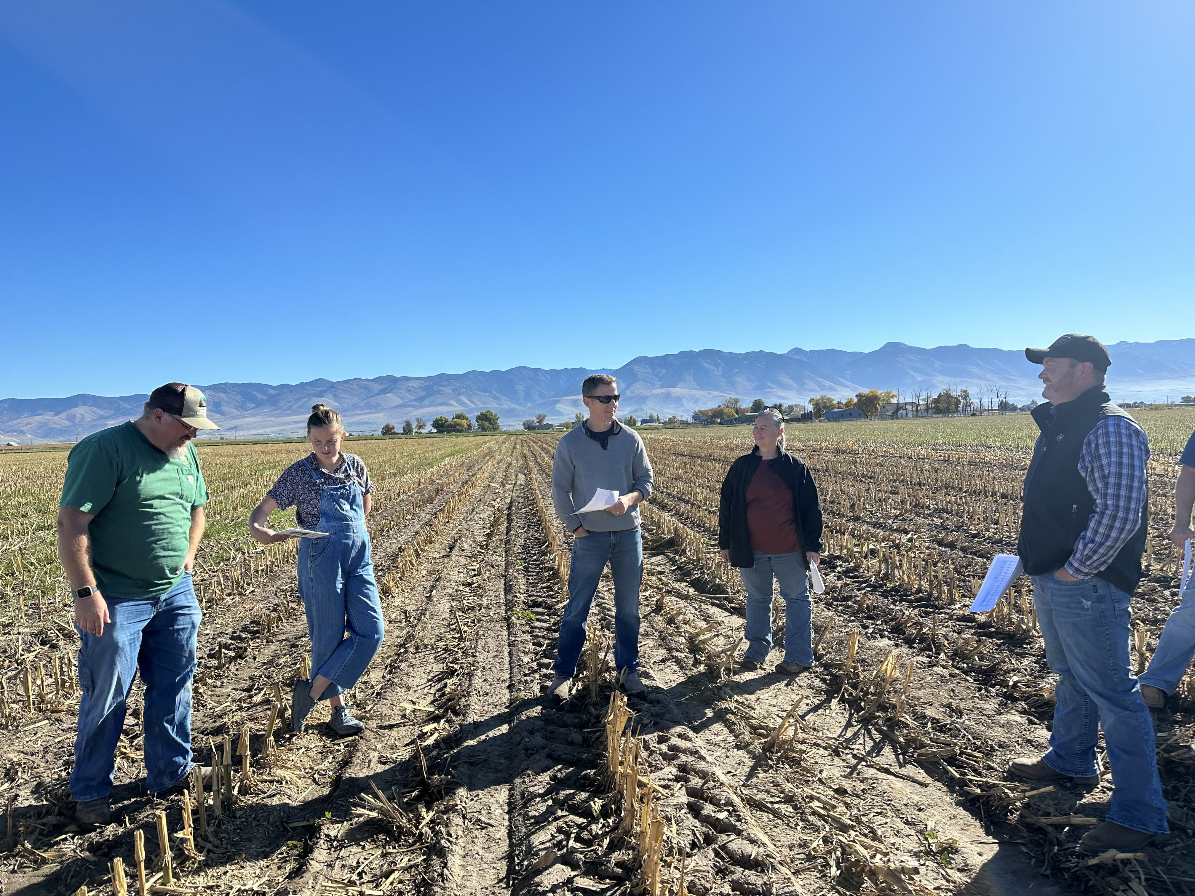 Field days and field visits allow farmers to see practices in action, hear from agronomy experts referencing data, and learn directly from peers about implementation and challenges of soil health management practices. Image courtesy of Jessica Schad.