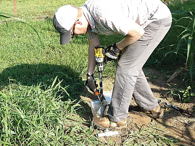Brian Bartle, senior manager of partner enablement at Indigo Ag, takes a composite soil sample in a field enrolled in one of the company’s programs. Indigo Ag helps farmers earn income through the carbon market by adopting greenhouse gas-curbing practices. Photo by Indigo Ag.