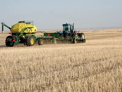 Agricultural systems in western Canada are currently dominated by no-till dryland pro- duction of spring cereal, oilseed, and pulse crops with most nitrogen fertilizer banded at  the time of planting as shown here.