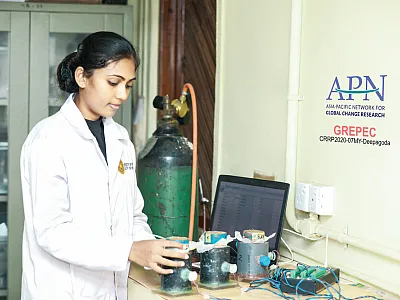 Lead author M.M.T. Lakshani, a postgraduate student at the University of Peradeniya, Sri Lanka, conducts soil–gas diffusion experiments. Photo courtesy of Chamindu Deepagoda.