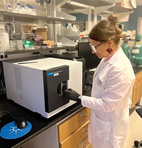 Anahita Khosravi, a Ph.D. student at the University of Massachusetts Amherst, used laser direct infrared spectroscopy (LDIR) to examine microplastics in organic fertilizer. The instrument used was an Agilent 8700 LDIR spectrometer. Photo by Hamid Mozaffari.