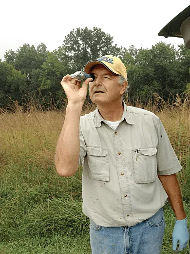 Bob Kremer loved hands-on demonstrations of how management impacted soils and crop growth.