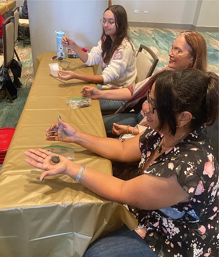 Maestros de ciencias durante la actividad del método de textura por tacto. Los participantes se mancharon las manos mientras aprendÃan a determinar la textura del suelo. Crédito de la foto: Briana Wyatt.