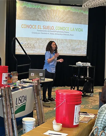 Jacky Vega durante la presentación del taller. Crédito de la foto: Samuel Rios.